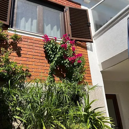 Sunny Val 1 Apartment